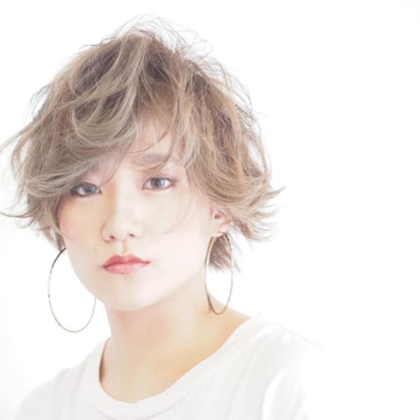 ブリーチカラー シルバーアッシュ ショートカット