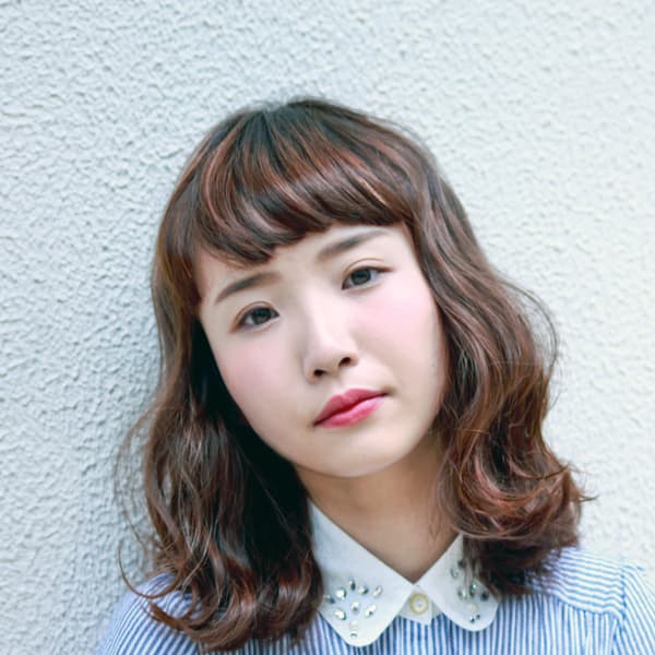 癒し系オーラが際立つゆるハネカールミディ