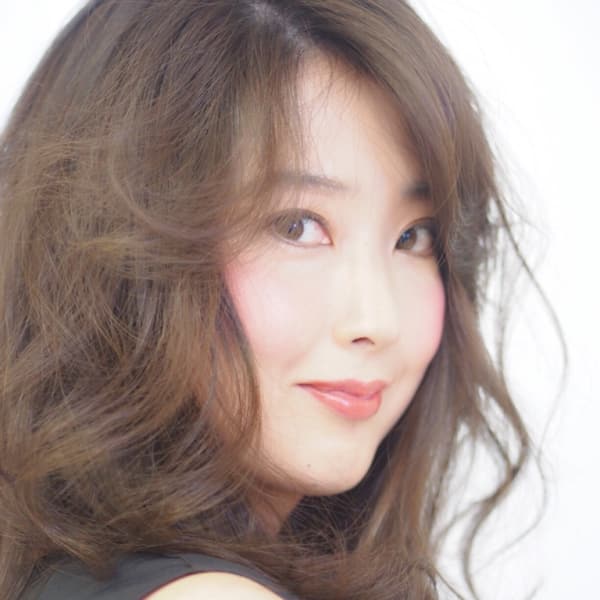 大人の髪型　ゆる巻ミディアム　センターパート