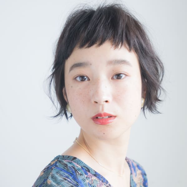 黒髪眉上バングで大人のおしゃれ前下がり外ハネショートボブ☆