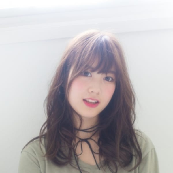 グレージュ×くせ毛風ロングパーマ