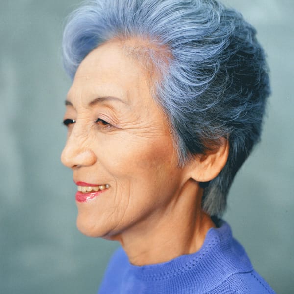 スパイキーなショートレイヤーに うすうすマニキュア