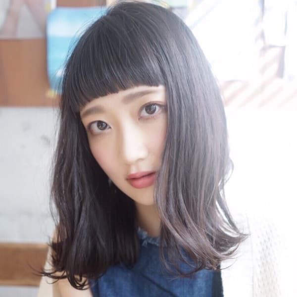 眉上バング外ハネミディ 