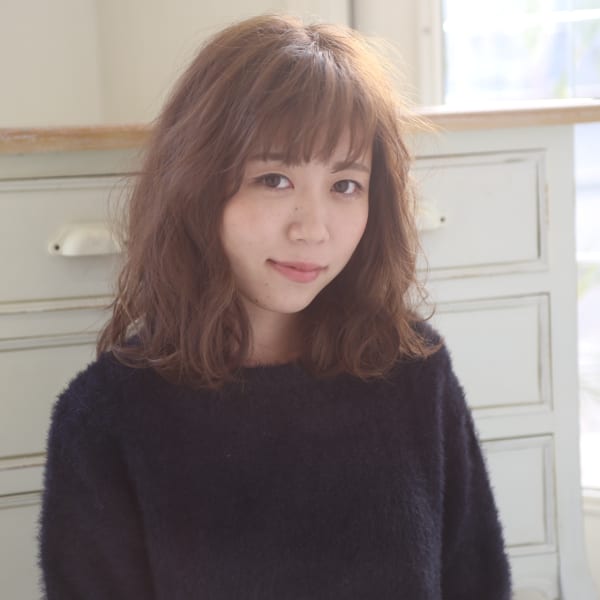 柔らかさとふんわり感をミックスした小顔ミディ