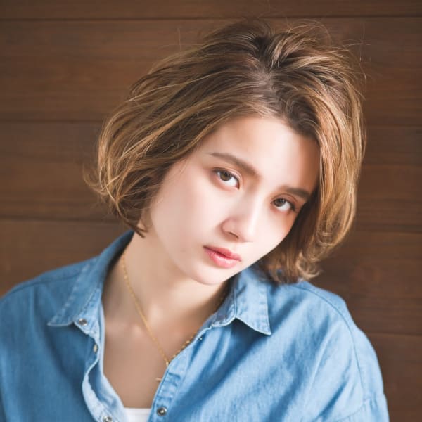 かきあげ前髪のボブ。