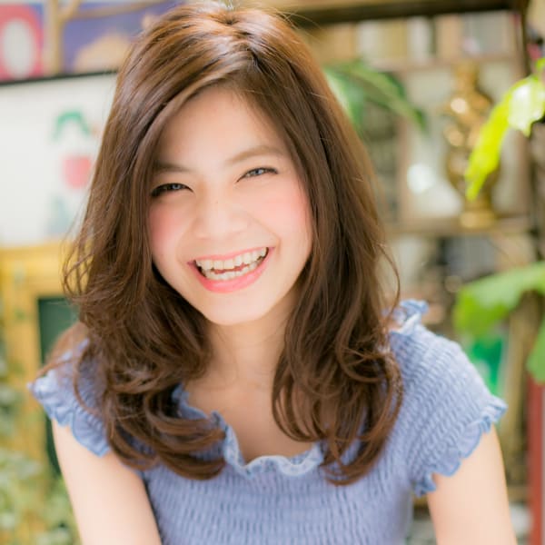 くびれカールの抜け感セミディ