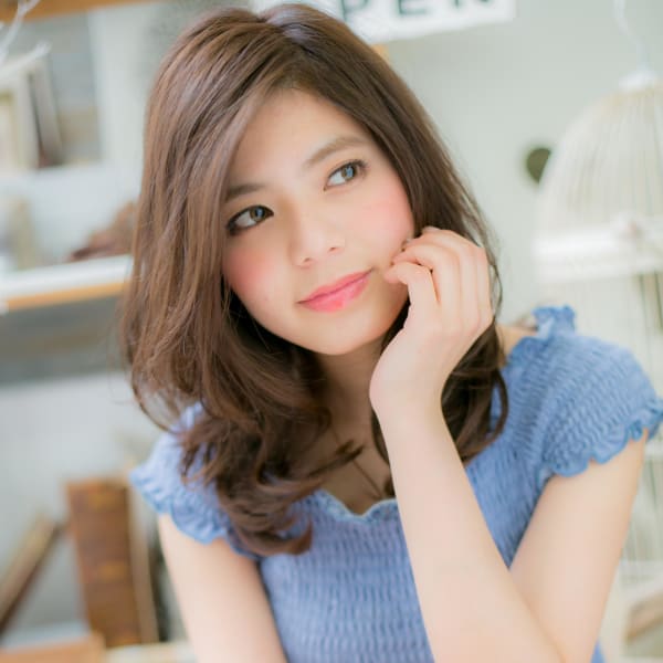 くびれカールの抜け感セミディ