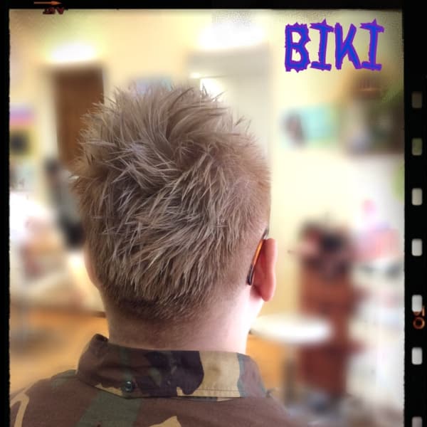 シルバーベージュカラーのベリーショート