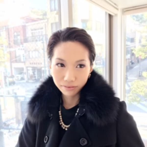 ショートヘアーのタイトなセットとメイクアップ