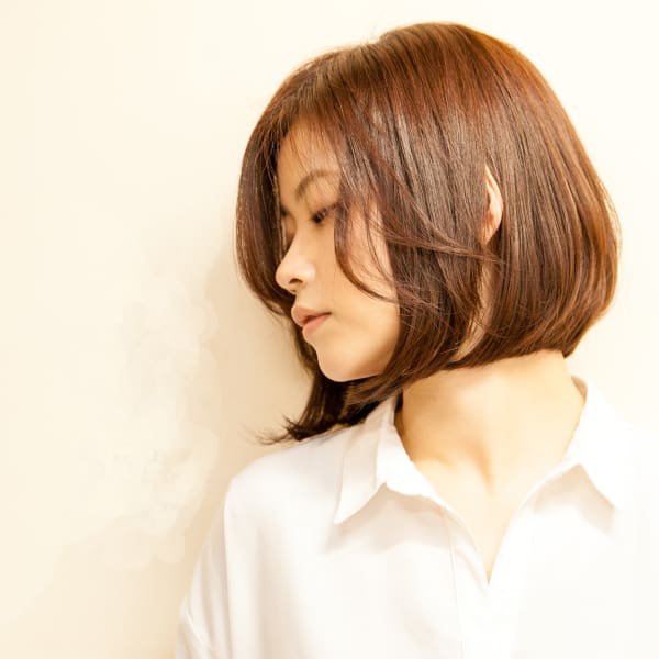 前髪が長めのシンプルボブスタイル