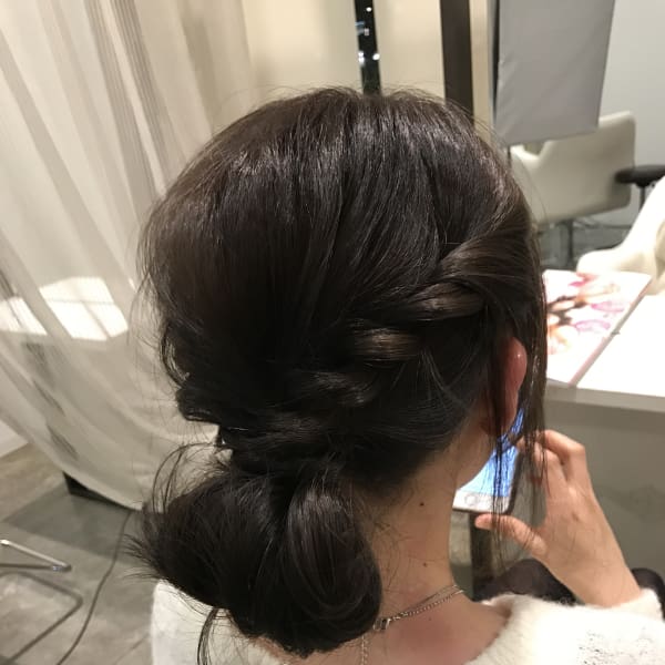 LOUVRE 簡単ヘアアレンジ”シニョン×ロープ編み