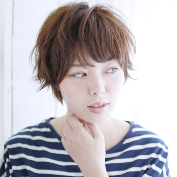 カジュアルショートの外ハネスタイル