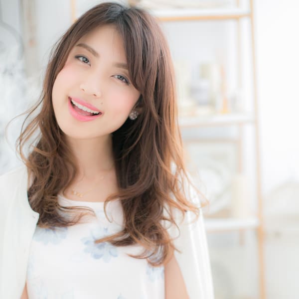 うざバングでフェミニンロング