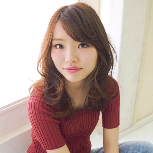 骨格補正効果　ひし形シルエットの外ハネミディ