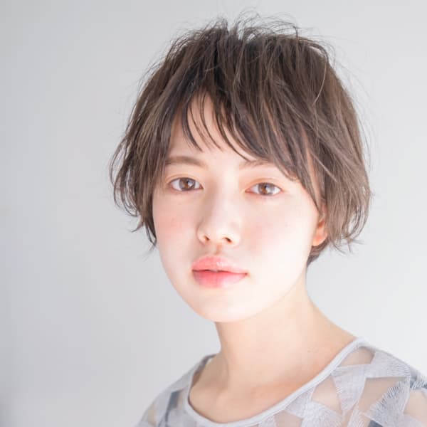 大人こなれ眉上バングのニュアンスパーマショート