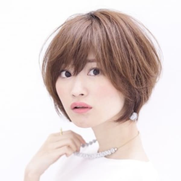 シルエットをキレイに見せるボリュームを出したショートボブ