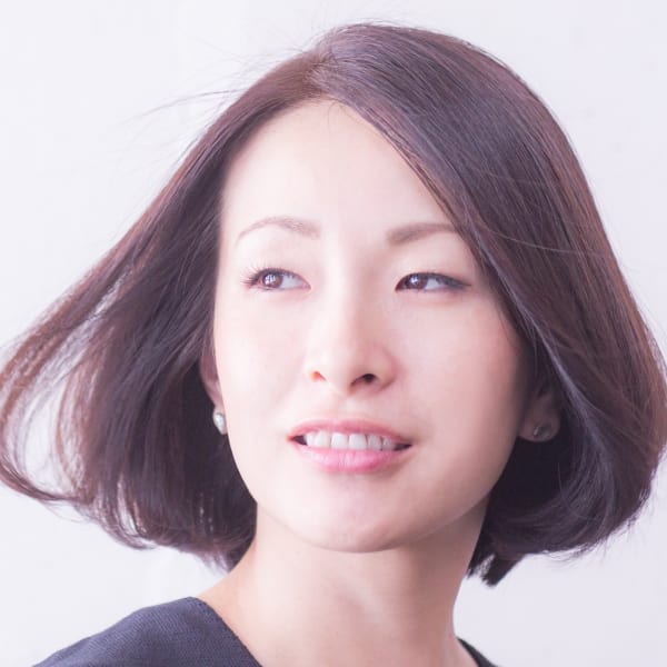 風をはらんだように見える揺れるボブ|DOUBLE