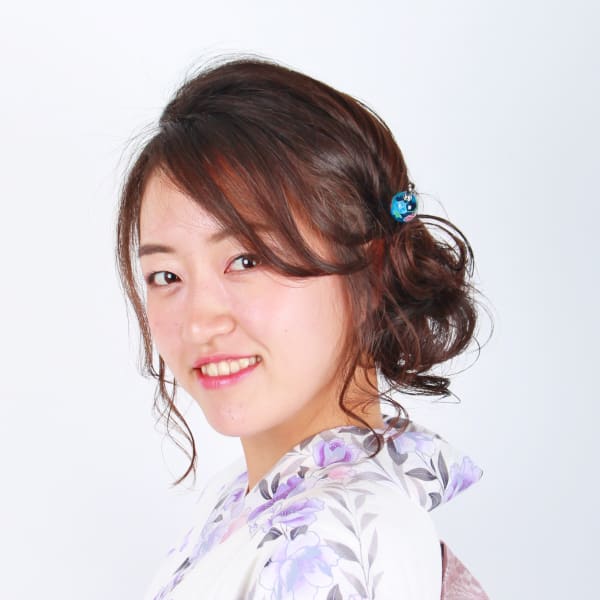 さり気なくまとめた片寄スタイルは涼しく見えて好感度アップ