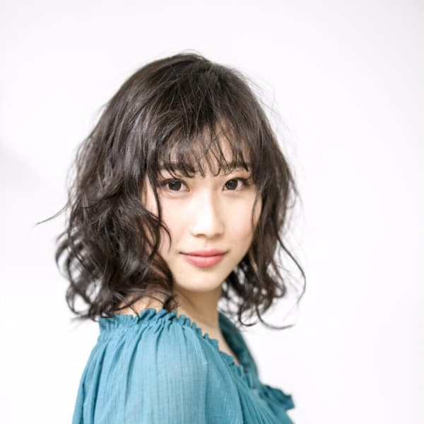 黒髪パーマスタイル