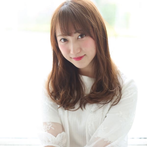 アッシュカラーに似合うナチュラルストレートスタイル