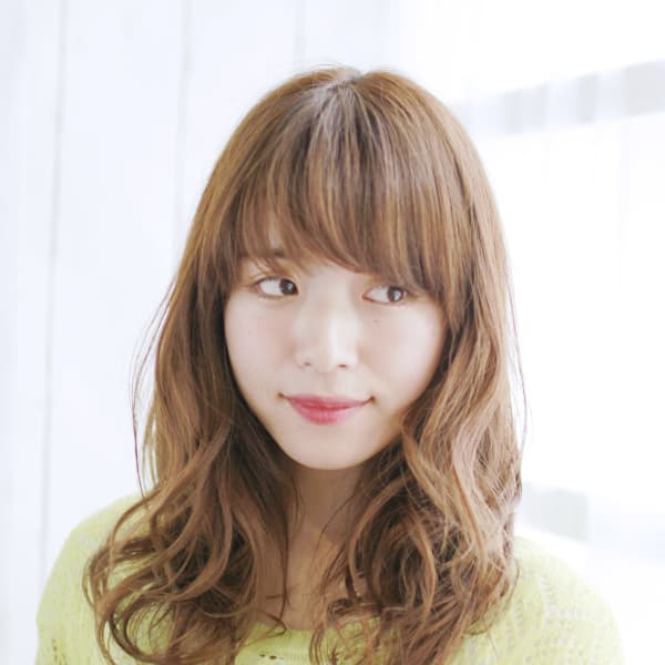 毛先にボリュームがあるミックスカールのスタイル|PRISM hair design