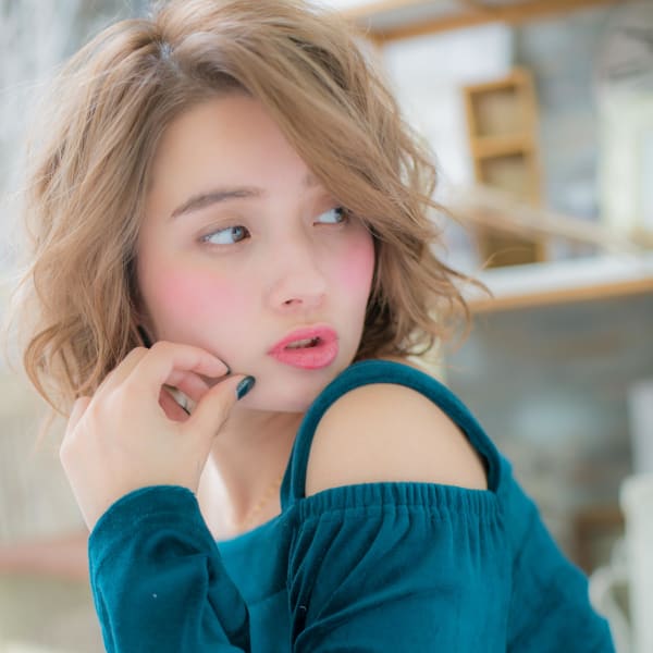 ハイトーンの艶っぽミディ