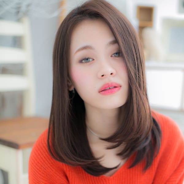 美人オーラ振りまく、フェミニンストレート