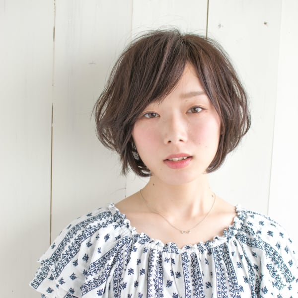 グラッシーブラウンの柔らかボブ