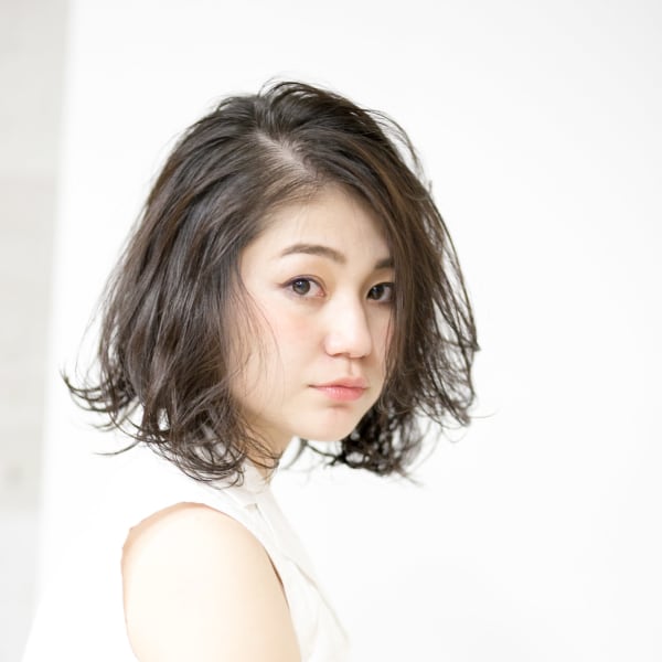 黒髪でも重く見えないミディアムスタイル