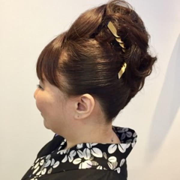 粋でクールなスタイルがお好きな方へ、高さのある夜会風アレンジ