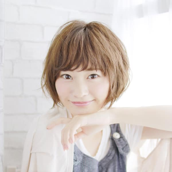 外ハネがポイントのショートスタイル