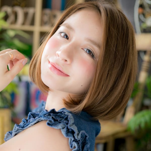 ストレートボブのハンサムレディ