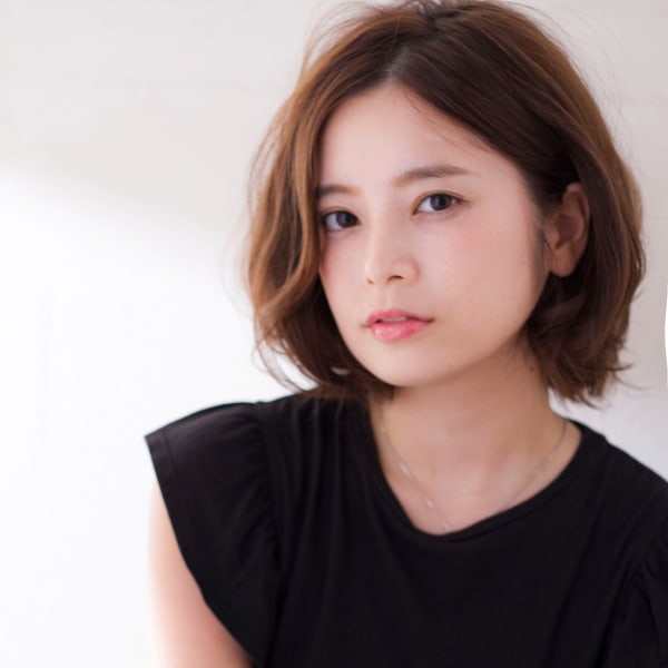 耳掛けも可愛い大人レイヤーボブ