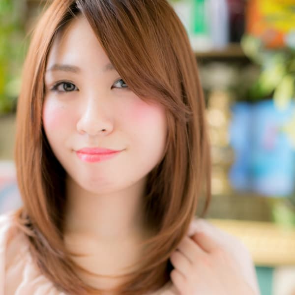 斜めバングのセミディストレート