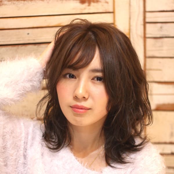 ヌーディーな質感を活かしたフェミニンミディ|Biz hair