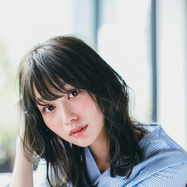 透けるアディクシーサファイヤ×軽やかレイヤーミディ