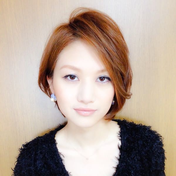 ハイベージュ☆耳かけ前下がりくびれショート