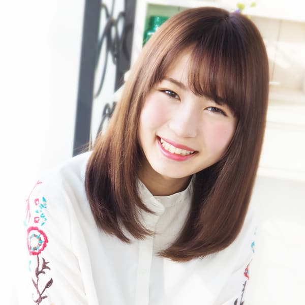 大人清楚で自然なストレートセミディ