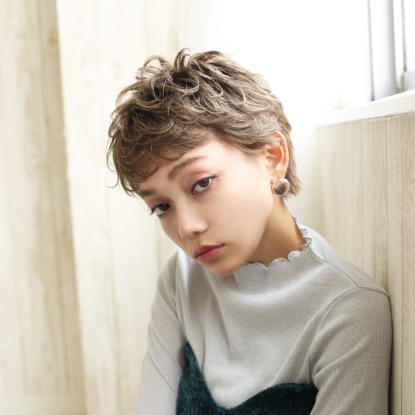 フォギーベージュのノーブルショート