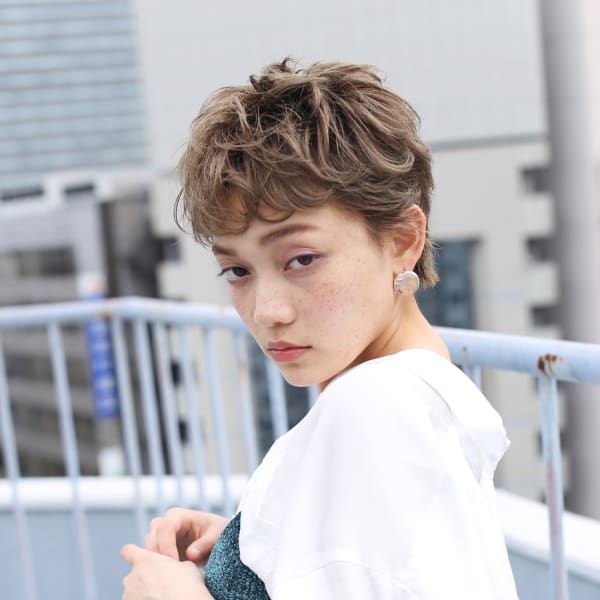 フォギーベージュのノーブルショート