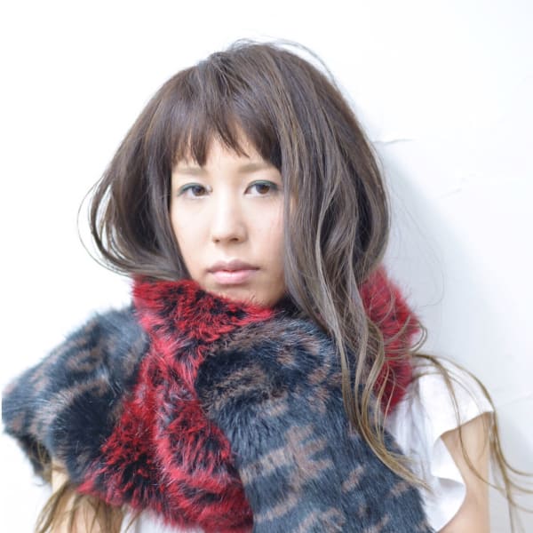 スモーキーアッシュでロングスタイル