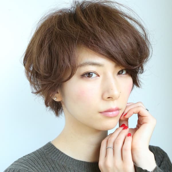 光に生えるショートスタイル|Hair Place Lucia