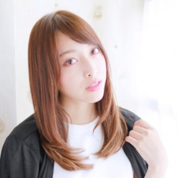 大人カジュアルのストレートレイヤースタイル