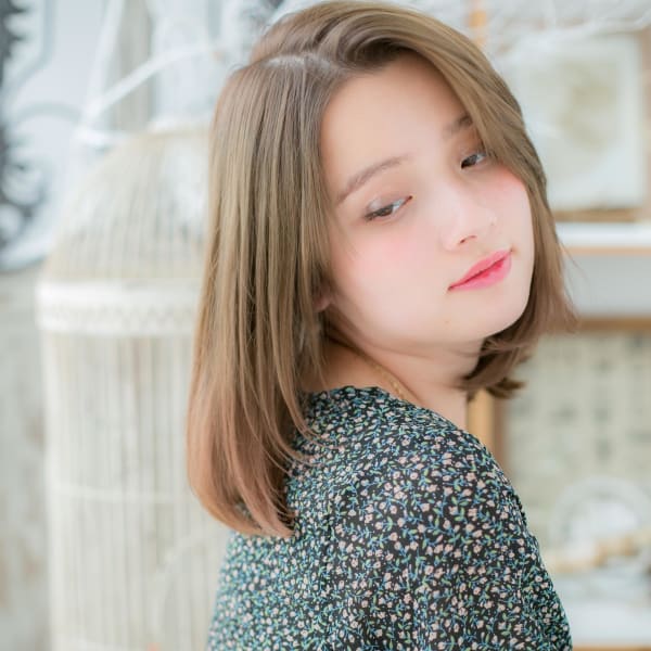 透明感ミディで大人かわいいレディ