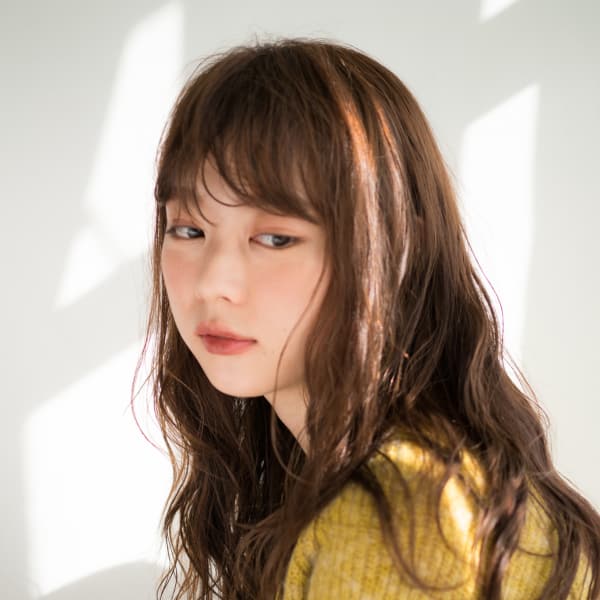 大人っぽくて好感度の高いナチュラルロングのウェーブパーマ|ANTI