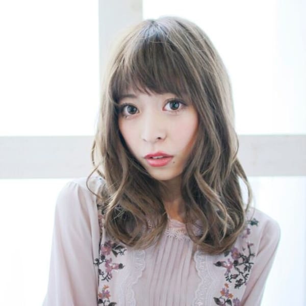 ミディアムアッシュグレイの柔らかミックスカール|Mauloa hair salon