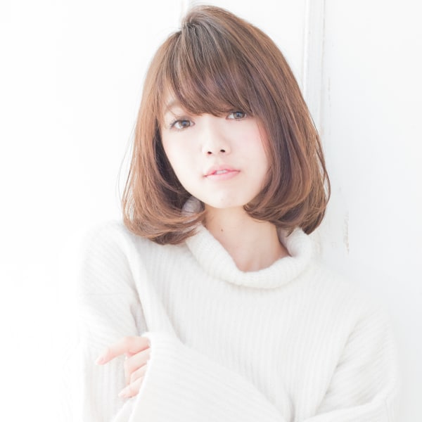 可愛く見えるフェミニンワンカールボブ AKI-262
