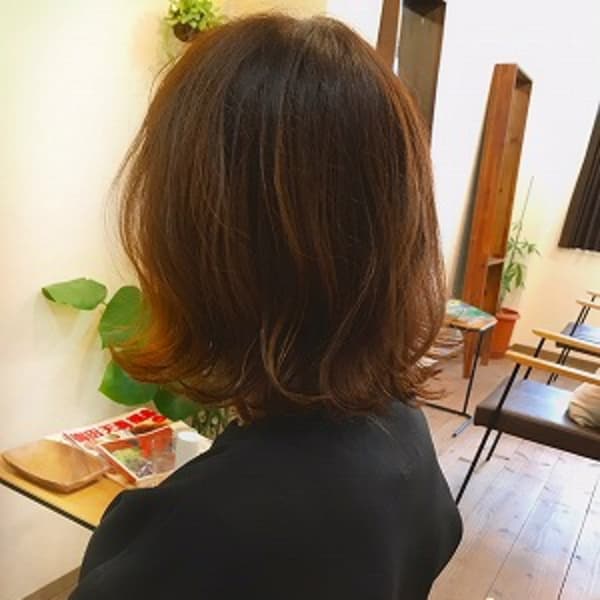 インナーカラーでさり気ないオシャレを楽しんで♪外ハネボブ