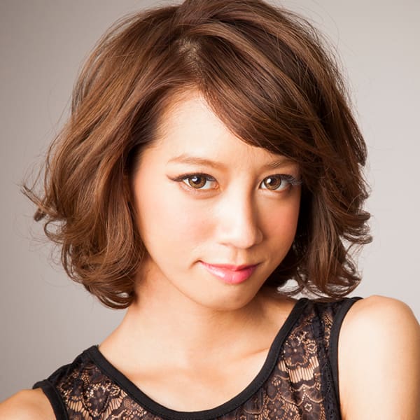 オレンジ系のグロスカラーが光るミディアムショートスタイル|美容室ブリエ(BRILLER)那須烏山市