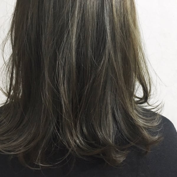 オリーブグレージュ